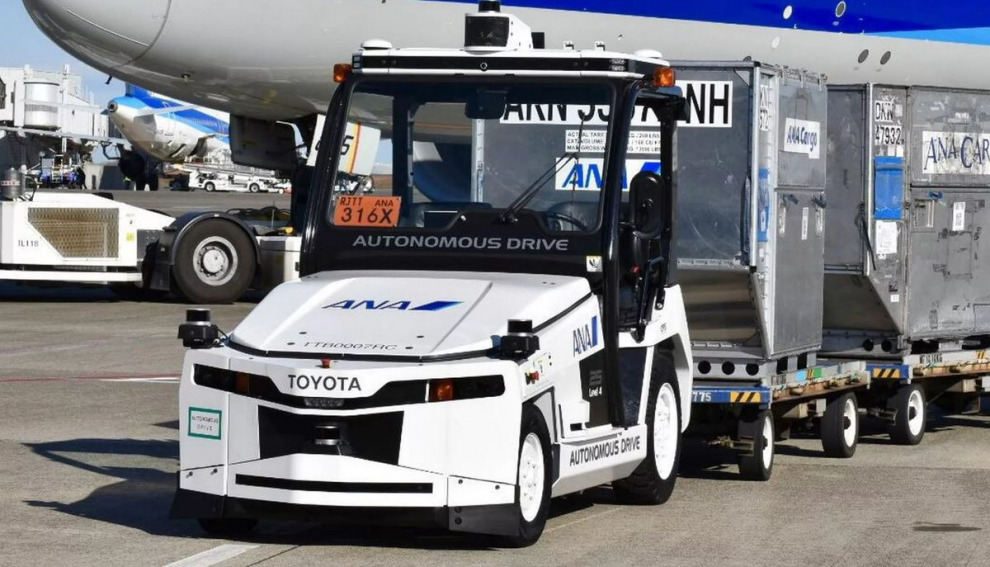 В японском аэропорту появились беспилотные малыши – электромеханические тягачи Toyota