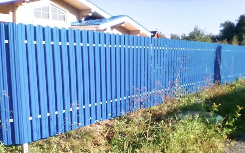 Забор из металлического штакетника цвет голубой
