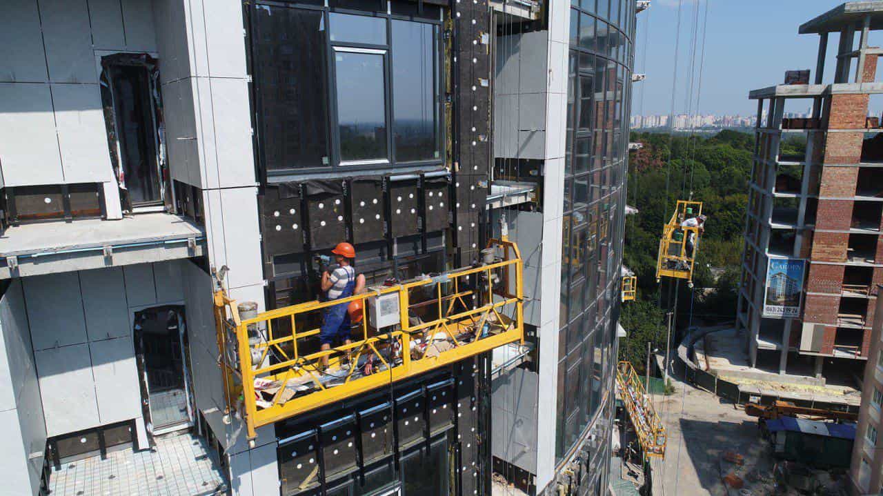 Фасадная люлька на строительном объекте
