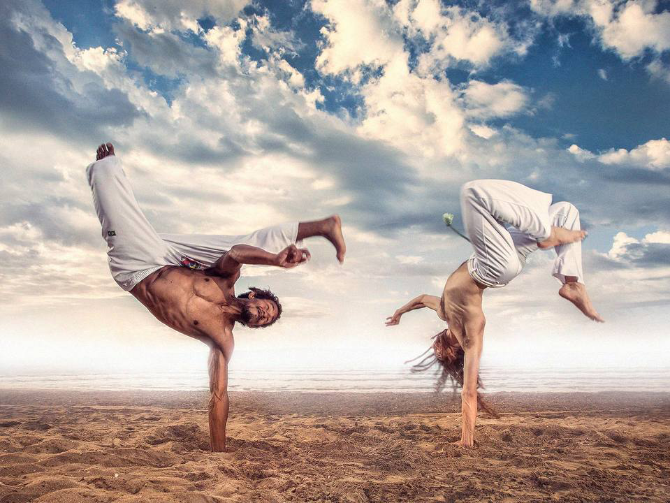 фото парня и девушки на романтическом свидании в публичном месте