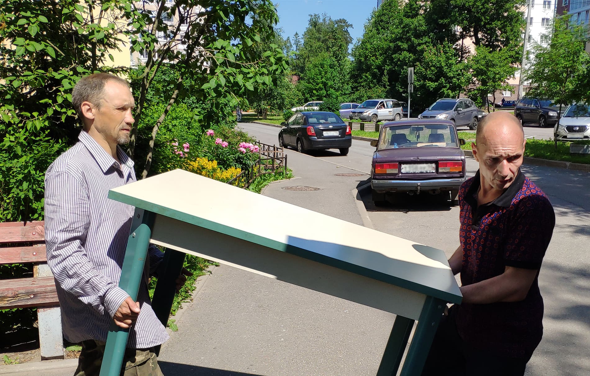 Вывоз старой мебели. Утилизация столов. Выброшенные вещи. Мебель на мусорке. Мебель на помойке.