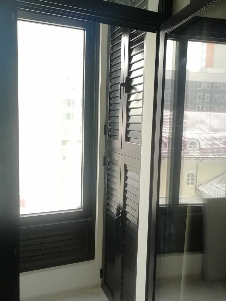 Алюминиевый шкаф-шалюзи на балконе