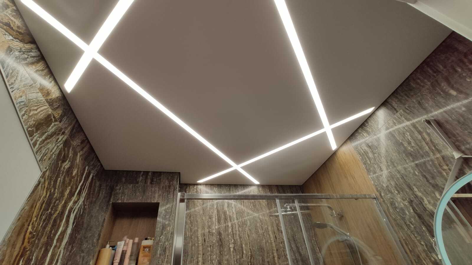Потолки натяжные с подсветкой для зала одноуровневые дизайн