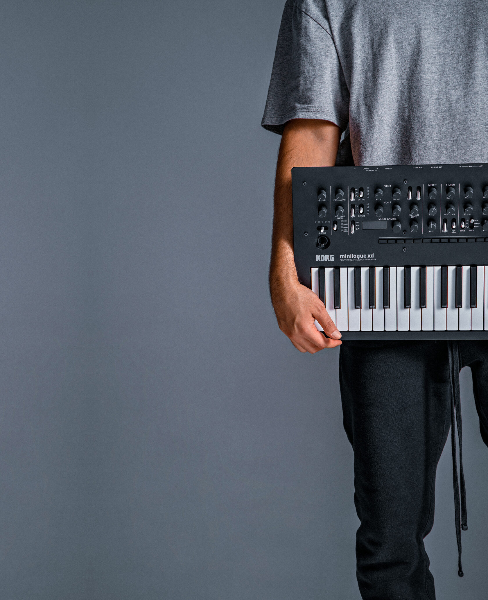 korg minilogue xd man hand