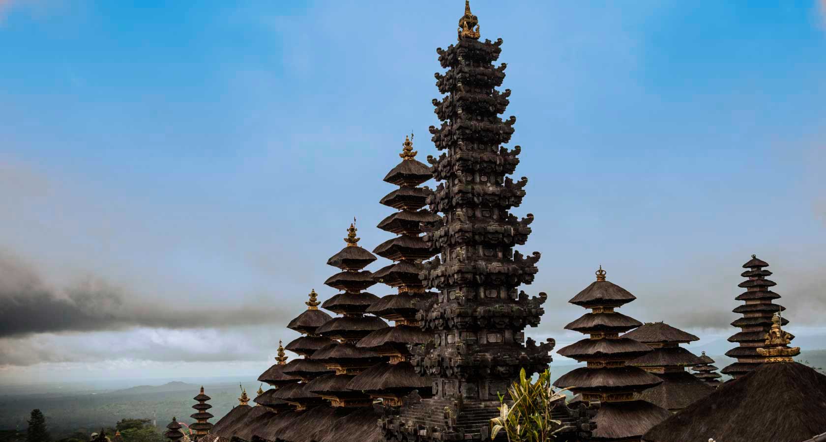 храм пура бесаких на вулкане агунг остров бали в индонезии