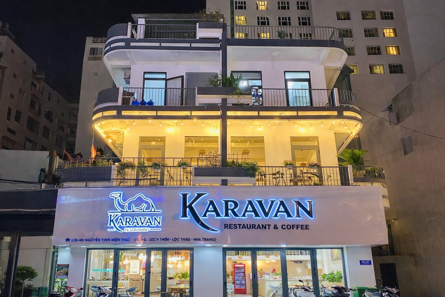 Подача мяса на раскалённом камне в ресторане «Караван» в Нячанге. Формат предполагает самостоятельную прожарку блюда за столом.