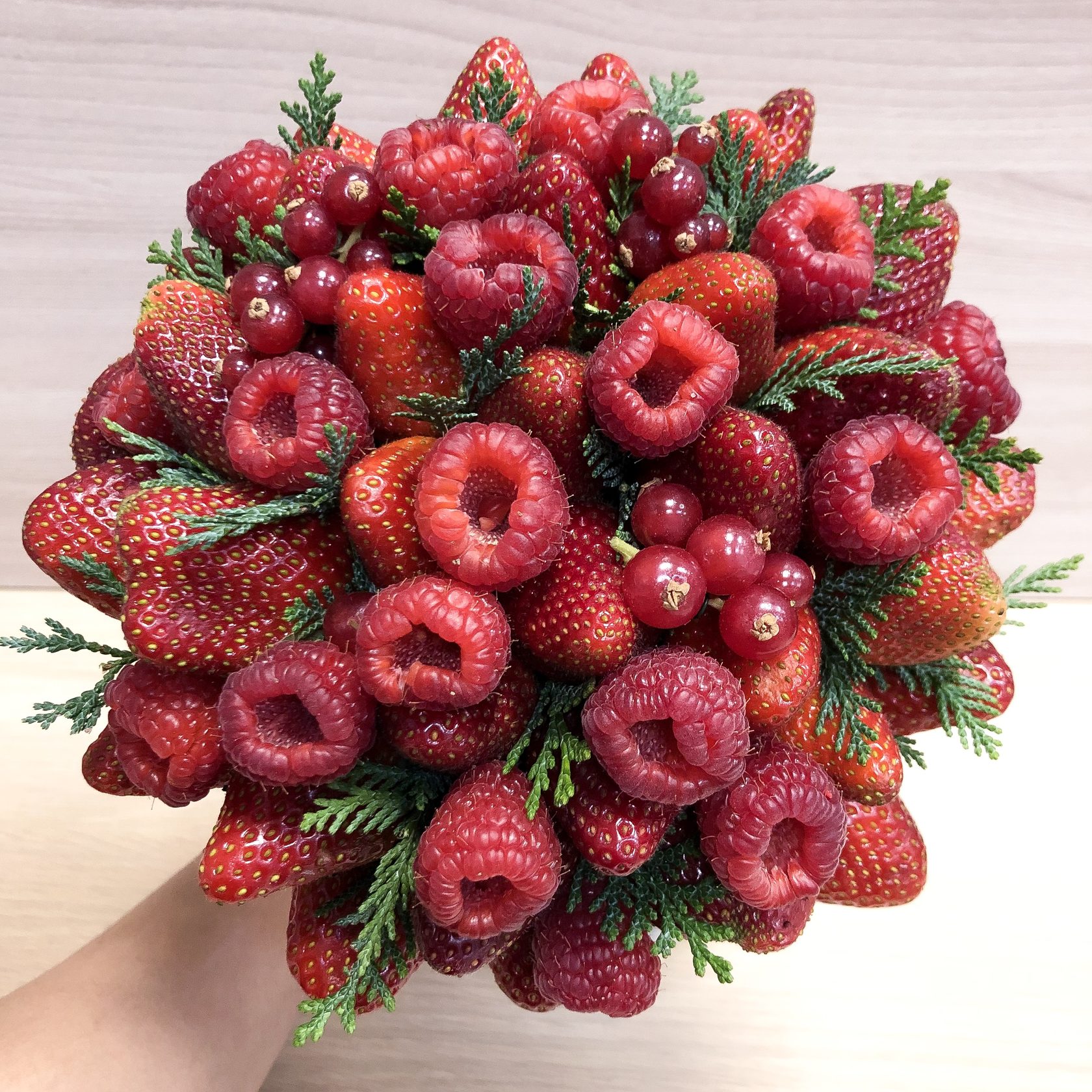 Сокол для ягодки. Букет из клубники. Букет ягода. Букет из ягод и фруктов. Букет с ягодами и цветами.