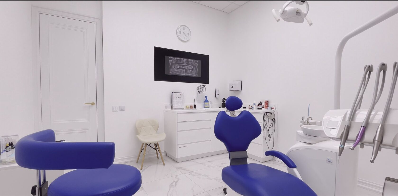 Лечебный кабинет стоматологии LAV Dental Clinic с современным стоматологическим оборудованием