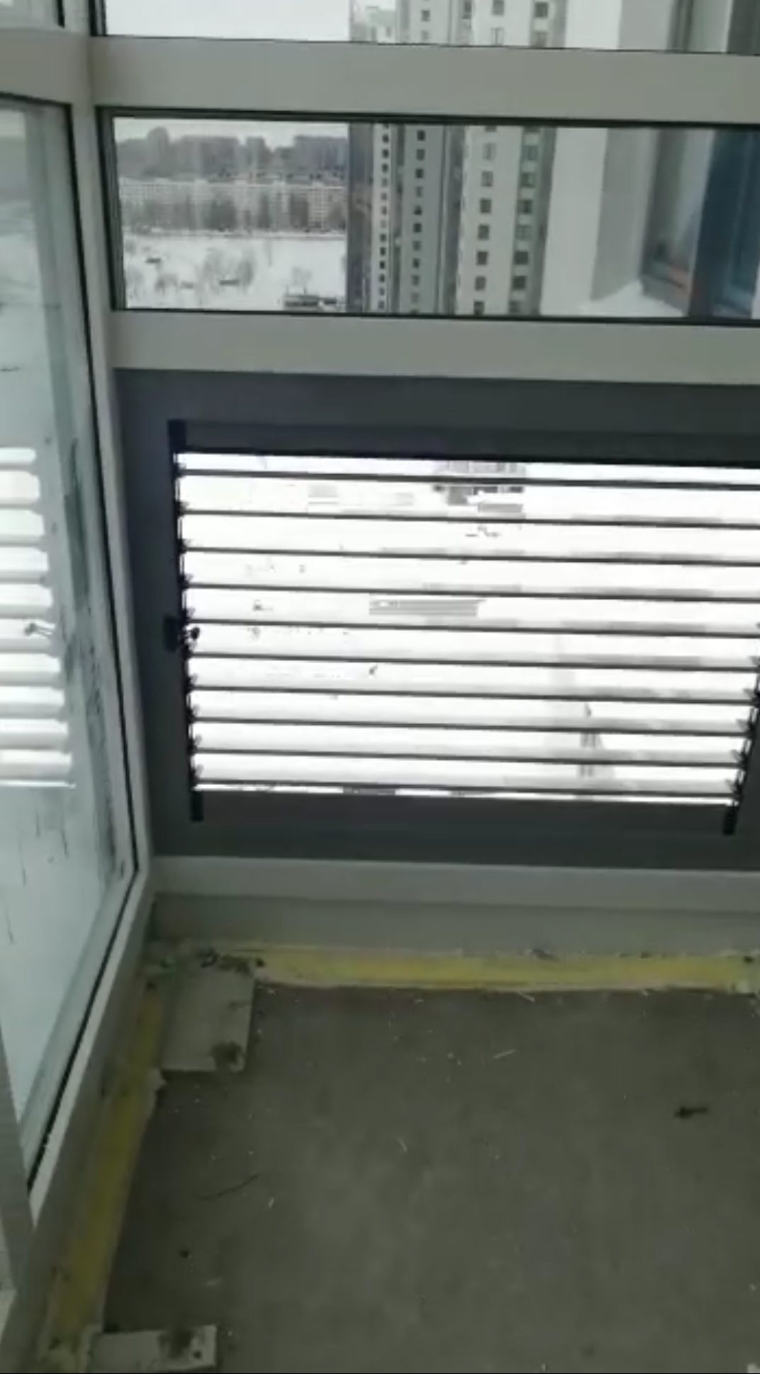 Вентиляционная решетка на балконе в Уфе. Замена стеклопакета на вентрешетку с регулировкой жалюзи.