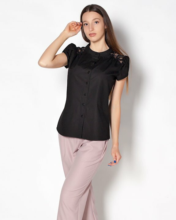 Черна дамска риза с къс ръкав, подходяща за пролет, лято и есен и за комбинация със сако
