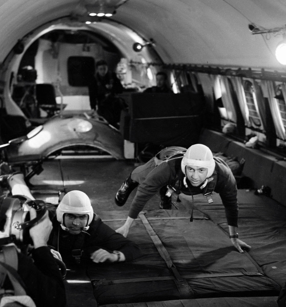 Члены экипажа космического корабля «Союз-9» летчики-космонавты СССР Виталий Севастьянов (справа) и Андриян Николаев на тренировке.