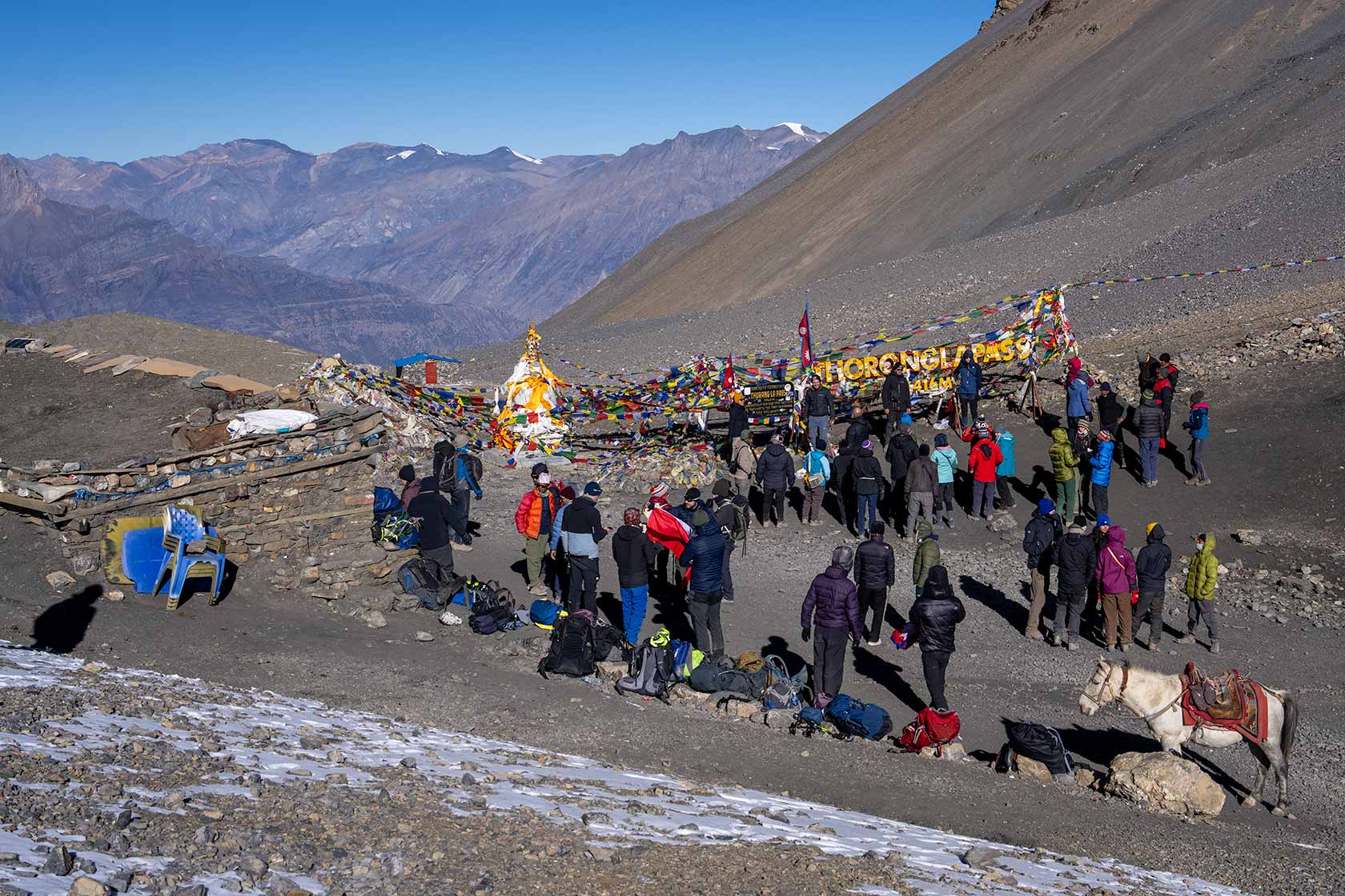 Туристы на перевале Торонг-Ла