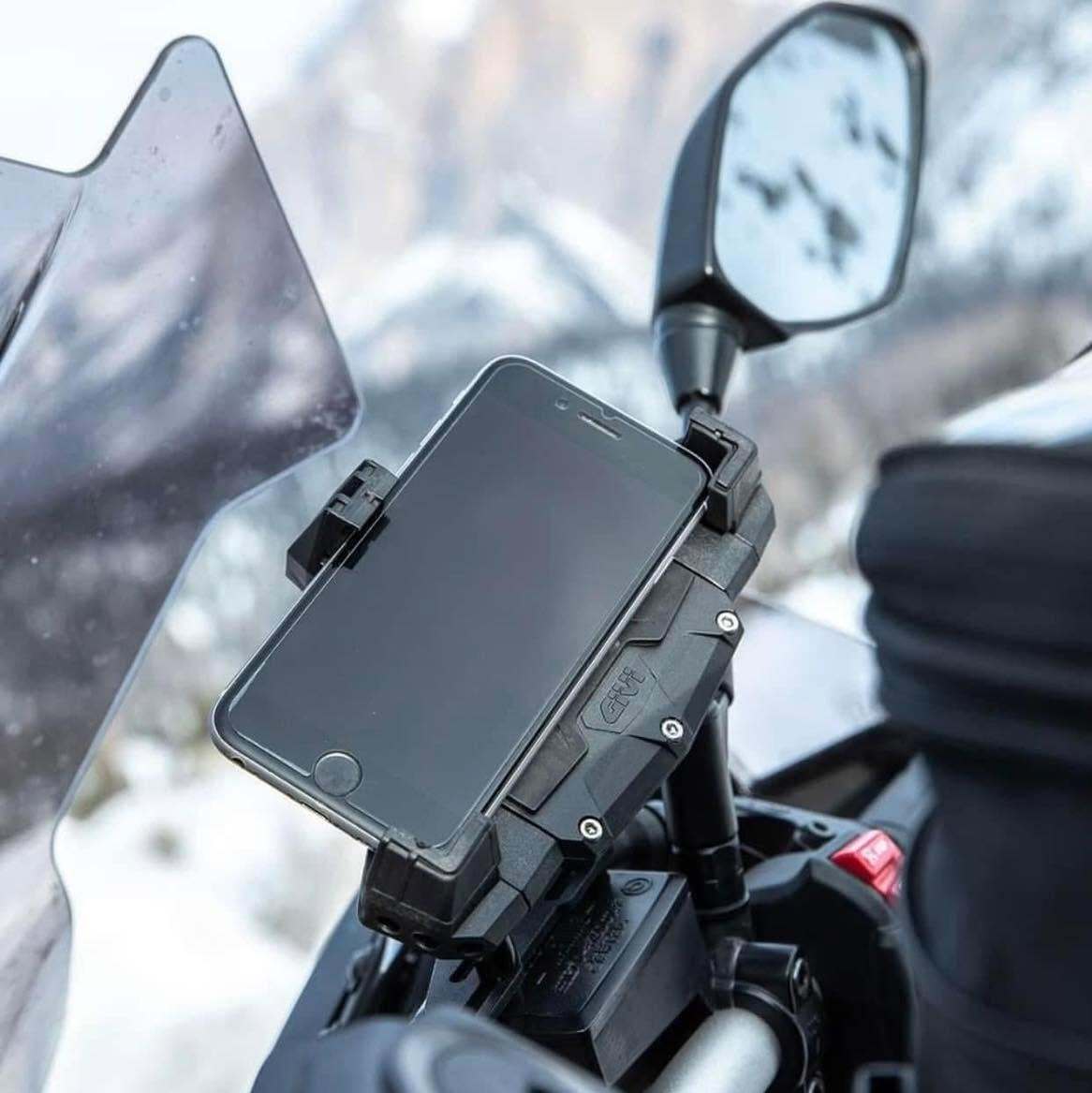Открытый держатель GIVI S920 с телефоном на руле мотоцикла