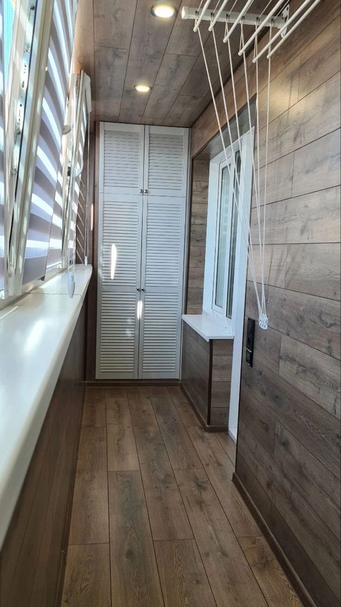 Балкон с отделкой под дерево, встроенным шкафом и сушилкой для белья