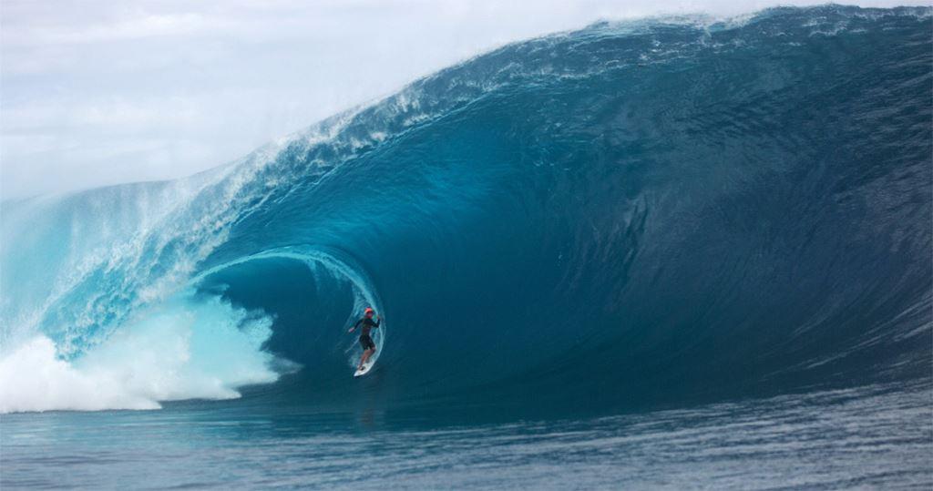 Серфер в огромной трубе волны Teahupoo на Таити