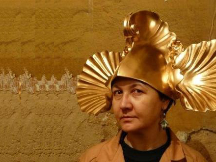 художник Зборовская в античном шлеме