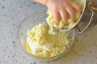 Приготовление творожной запеканки с вермишелью в духовке: шаг 6