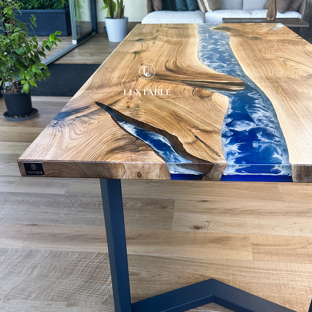 Epoxidharz Tische Alagoas aus europäischem Nussbaum und hellblauem Epoxidharz mit Metallic Effekt