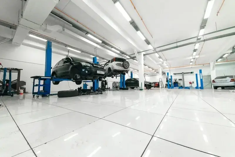 Ремонтная зона автосервиса БАМ-АВТО: подъёмники и автомобили в работе