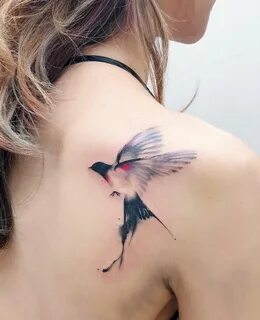 Татуировка птица на спине - символ свободы и легкости
