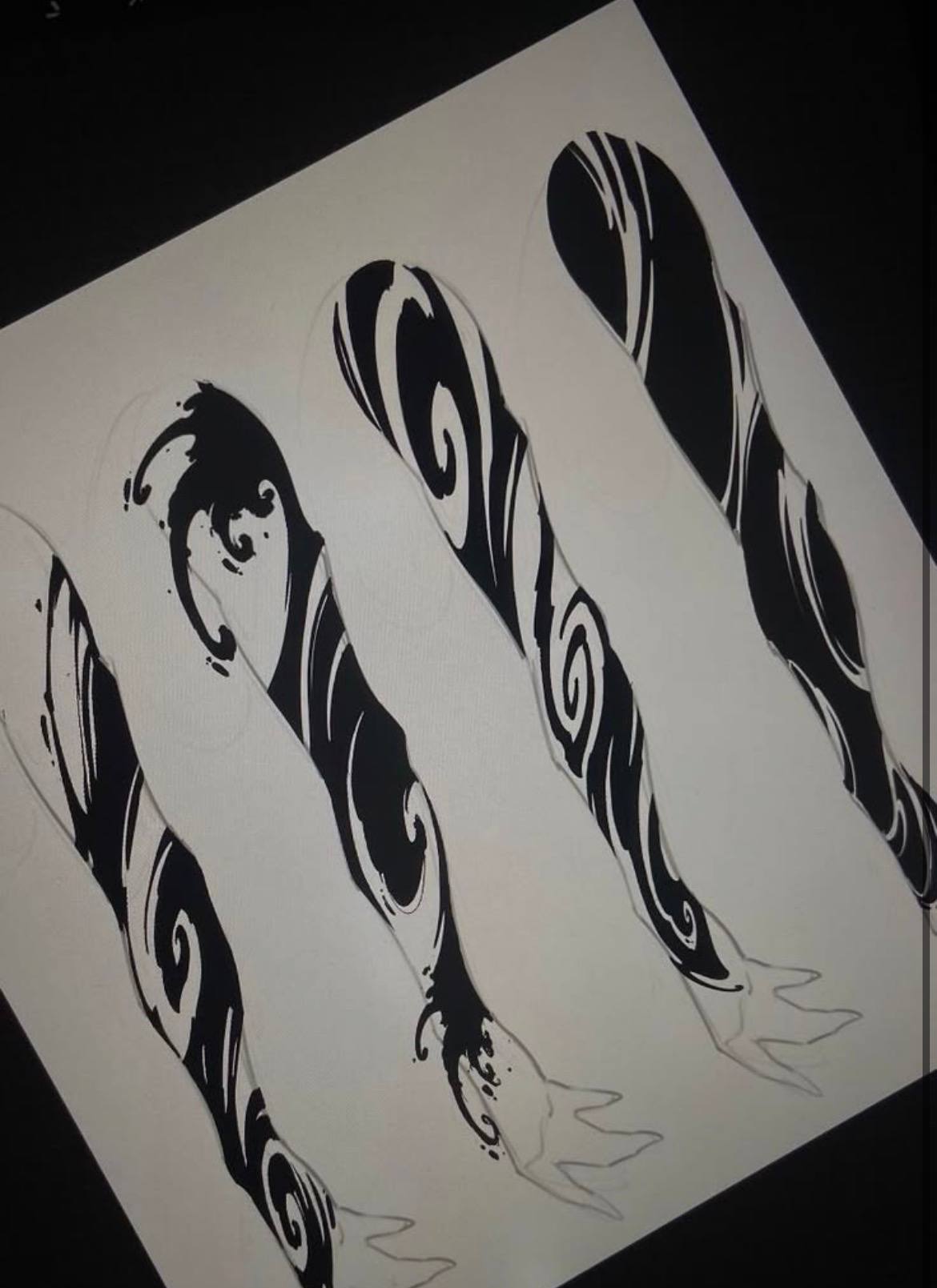 Блэкворк татуировка с крупными черными формами