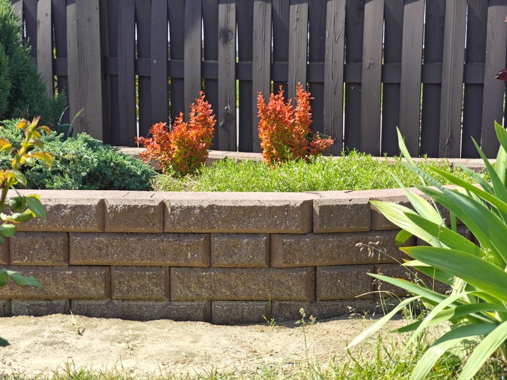 клумба из бетонных блоков