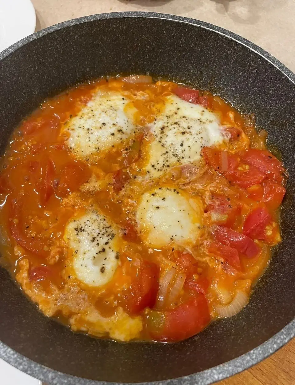 Шакшука на сковороде с яйцами и помидорами