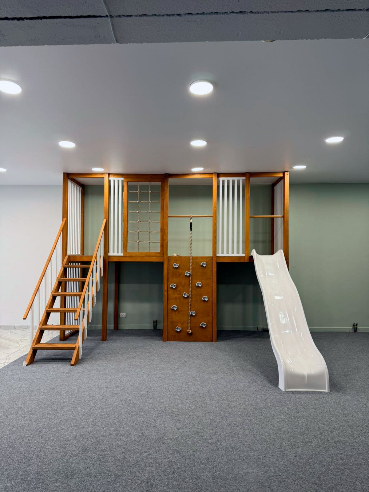 Детский игровой домик в нейтральных цветах