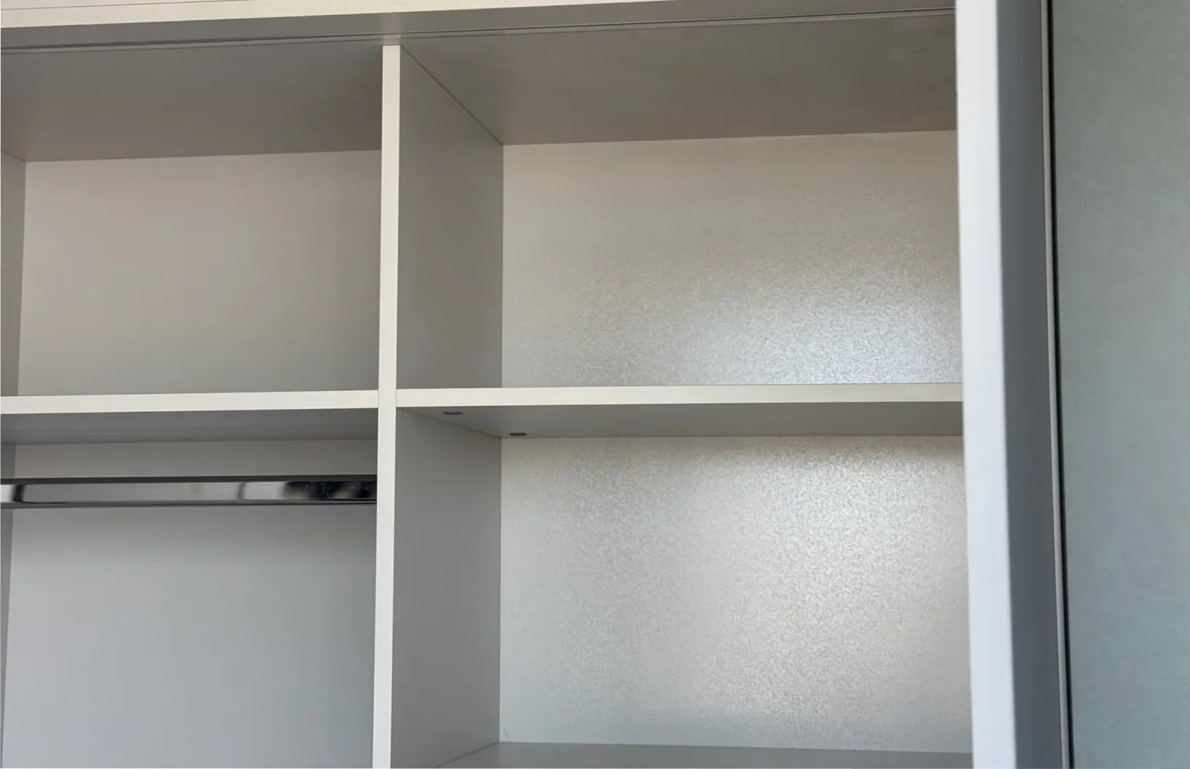 Распашной шкаф из ЛДСП Egger и МДФ с подсветкой фото 10