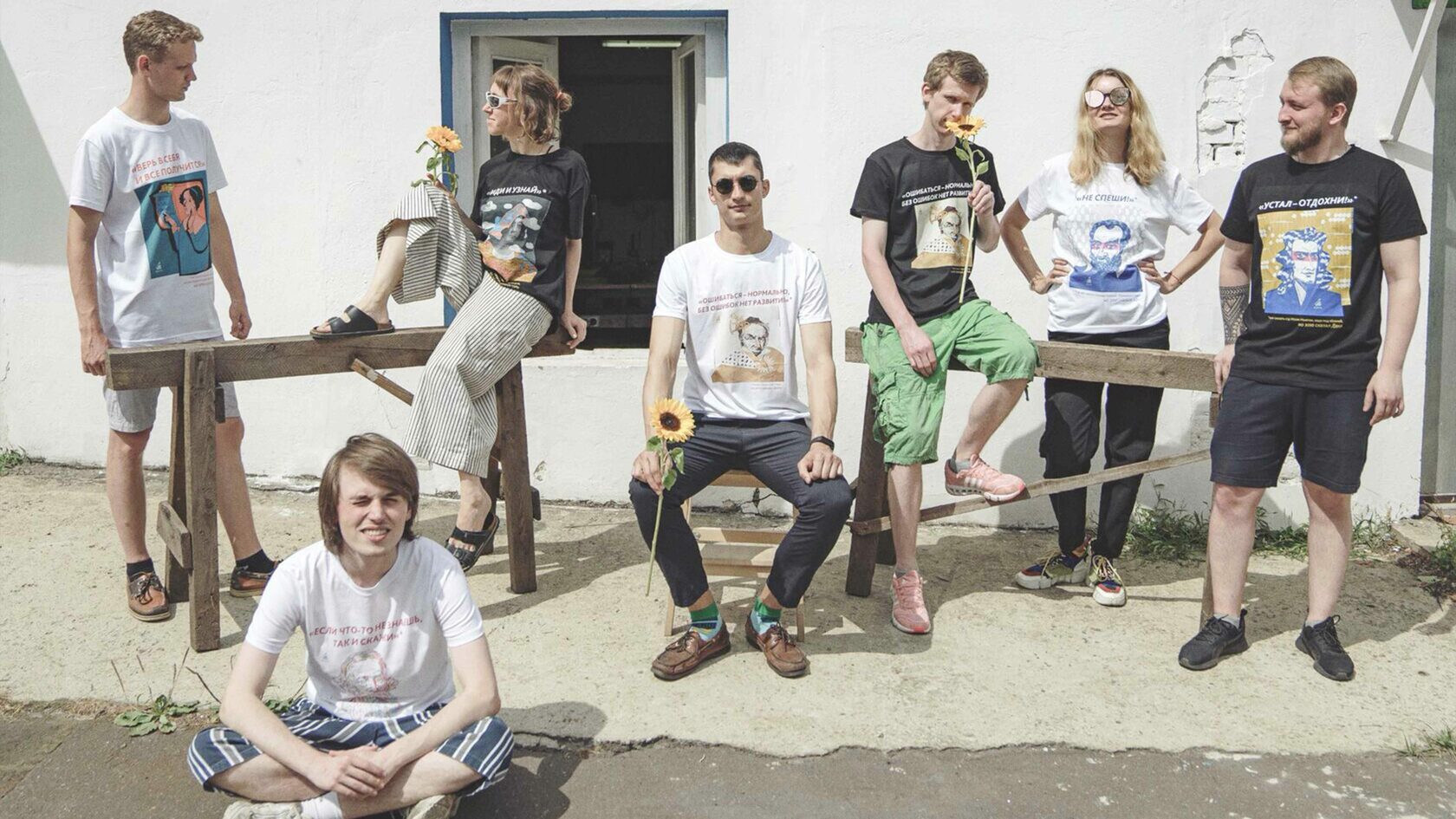 Детский рисунок елки и радуги, сделанный яркими карандашами