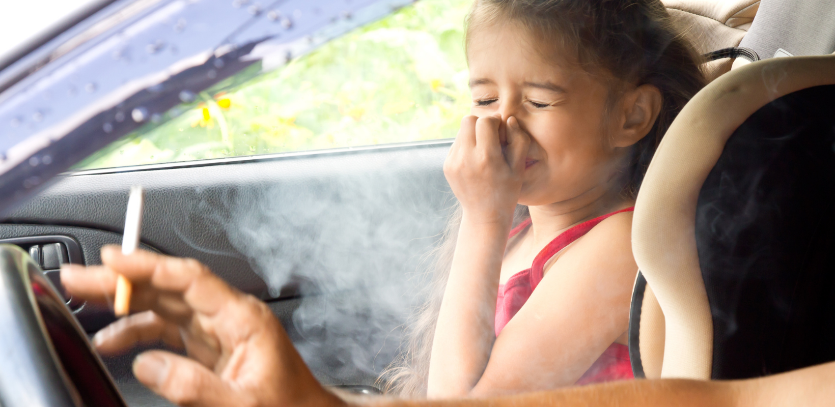 Можно курить в машине. Курение в авто. Ребенок с сигаретой. Курят в салоне машины. Курит в машине.