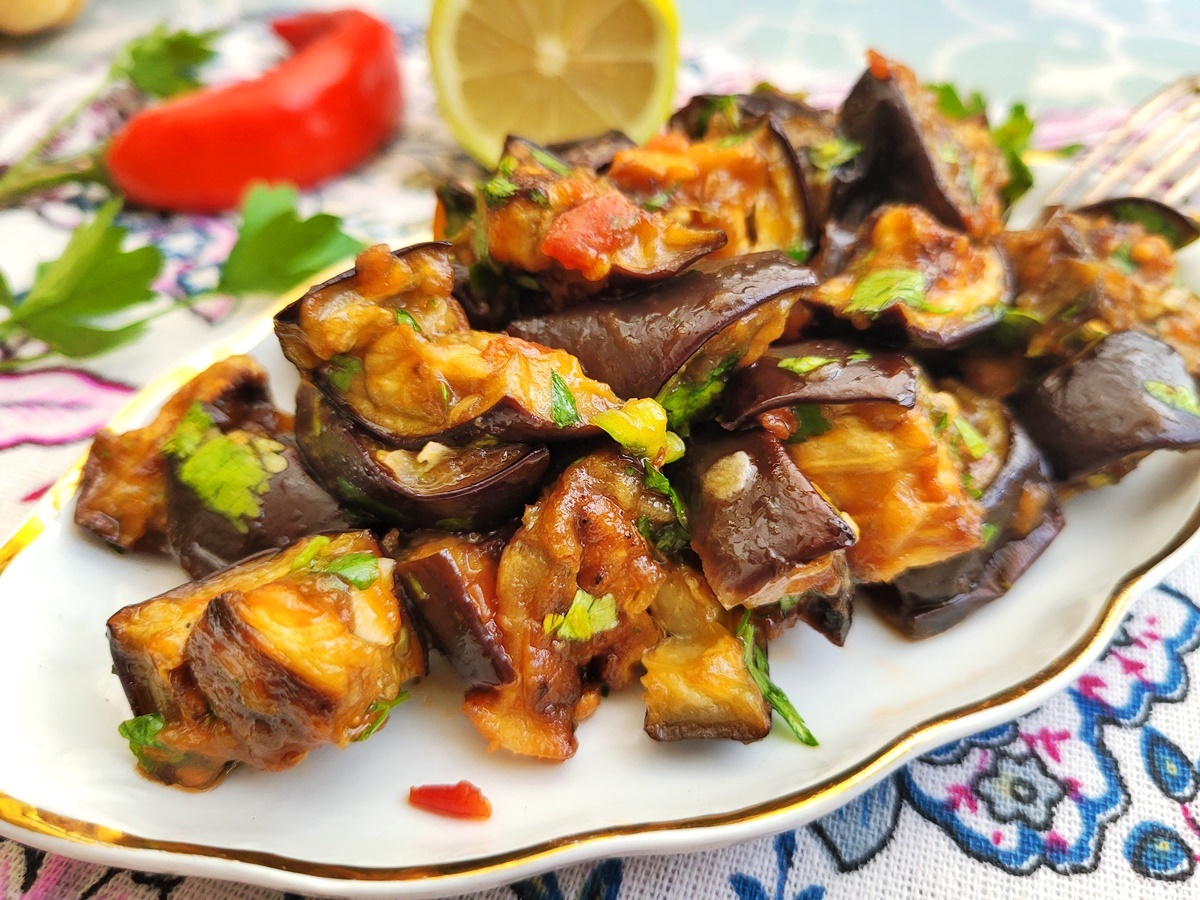 Вкусный салат из баклажанов – кулинарный рецепт