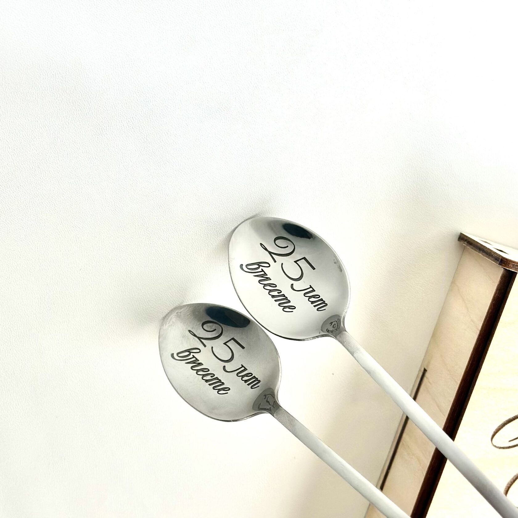 Лазерная гравировка металла в Кирове — нанесение логотипов, надписей и рисунков на Ваши металлические ложки от StekloWood