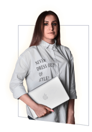 Администратор Кристина Куприянова. Отвечает на звонки