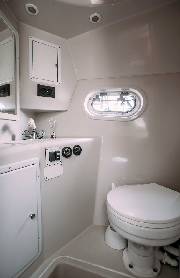 Комфортный санузел с туалетом на катере Neo