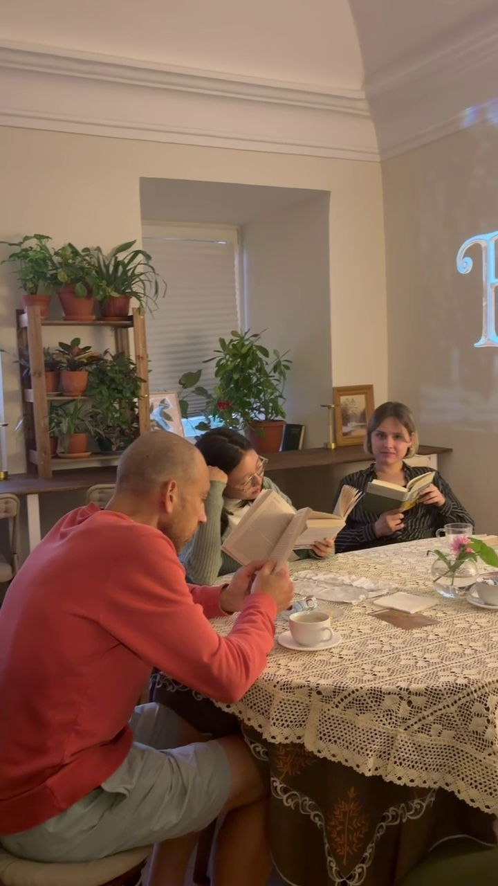 участники книжного клуба YOUR BOOK читают книги за одним столом