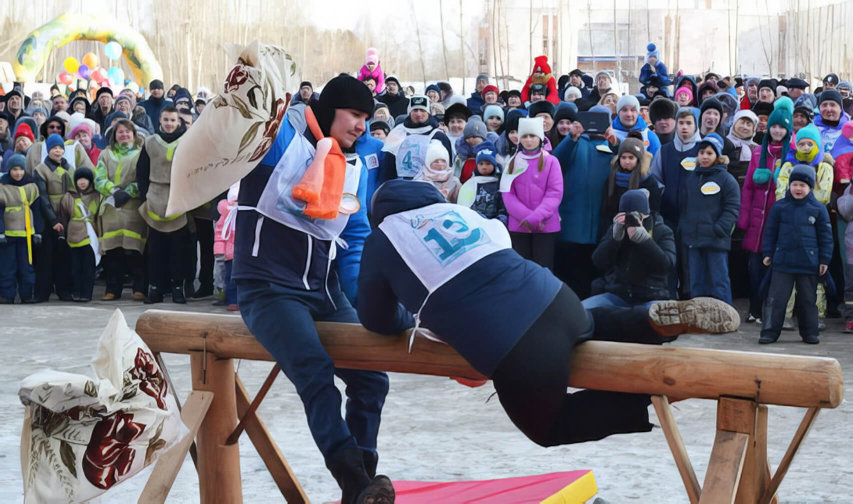 Бой подушками на бревне