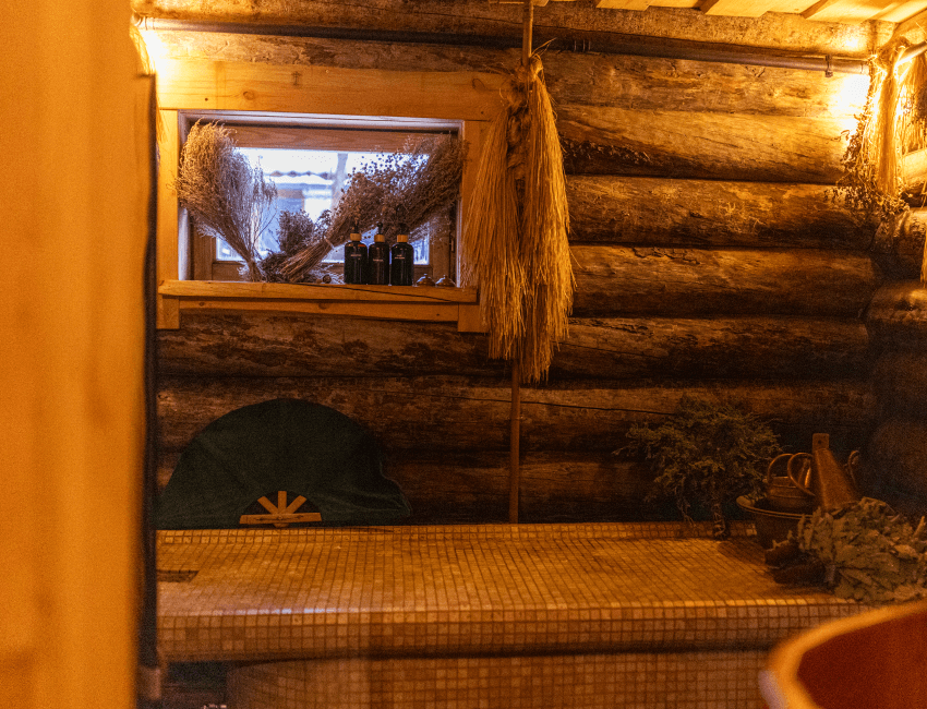 Интерьер премиальной русской бани из карельской сосны Кело в THE BANYA — тёплое дерево и уютная атмосфера для новичков