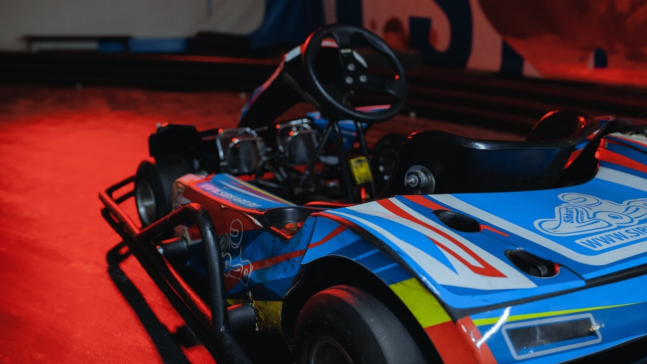 фото парня и девушки на романтическом свидании в публичном месте