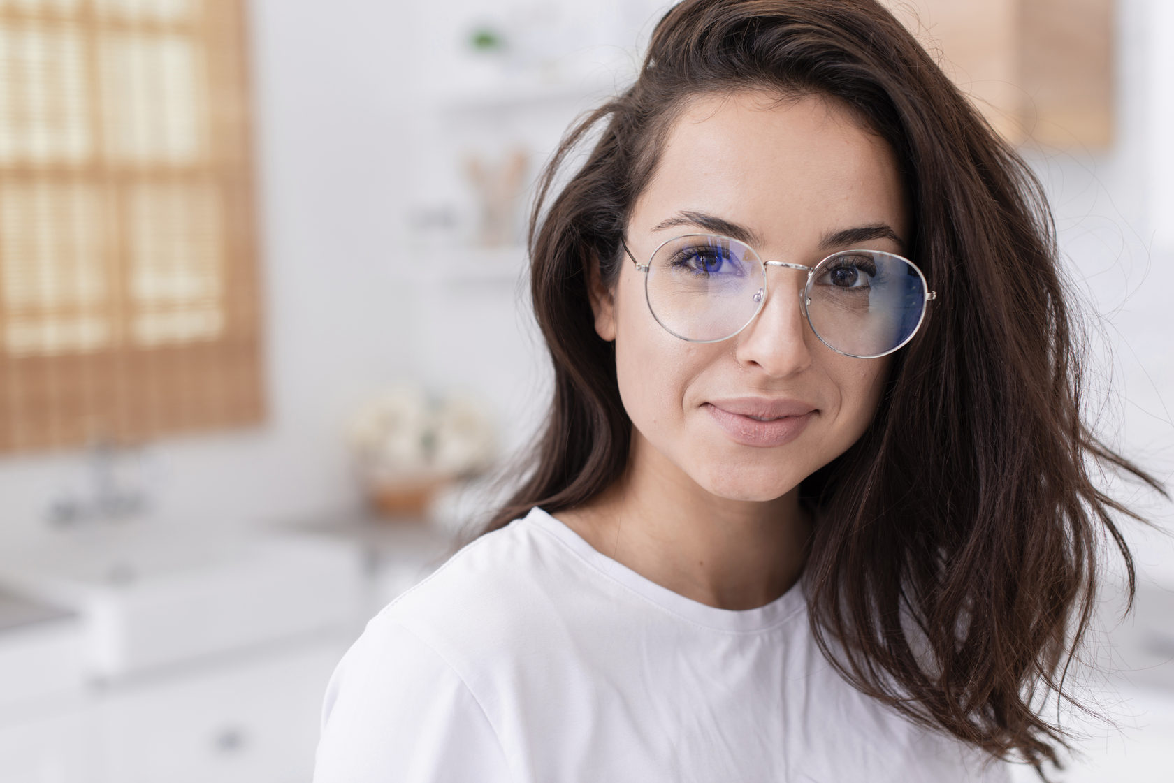 Wear glasses. Оптометрист улыбка девушка. To Wear Glasses. Dada wearing Glasses. She Wears Glasses.