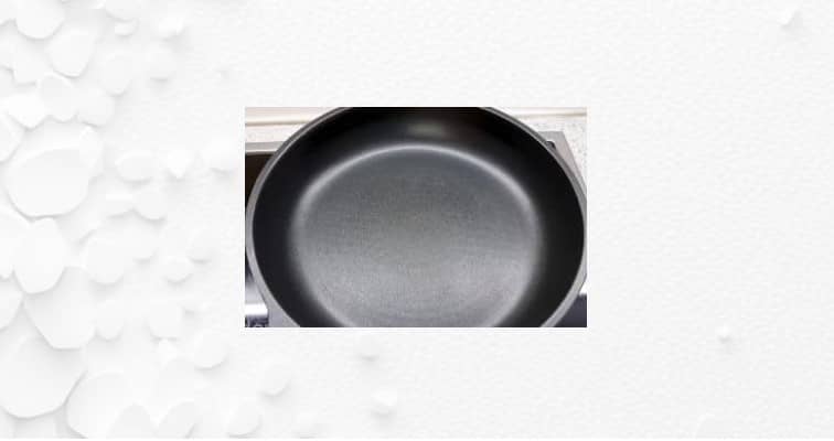 Приготовление тортильи с яйцом, сыром и помидором на сковороде: шаг 1