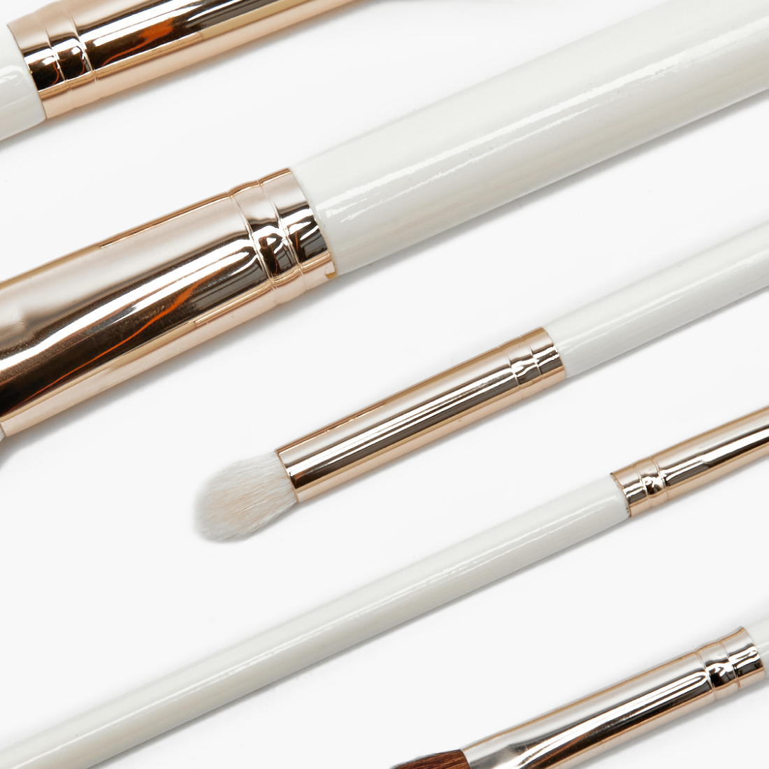 ручки белых кистей