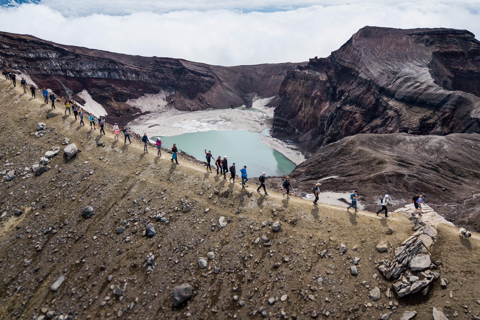 Кратер вулкана Горелый с кислотным озером