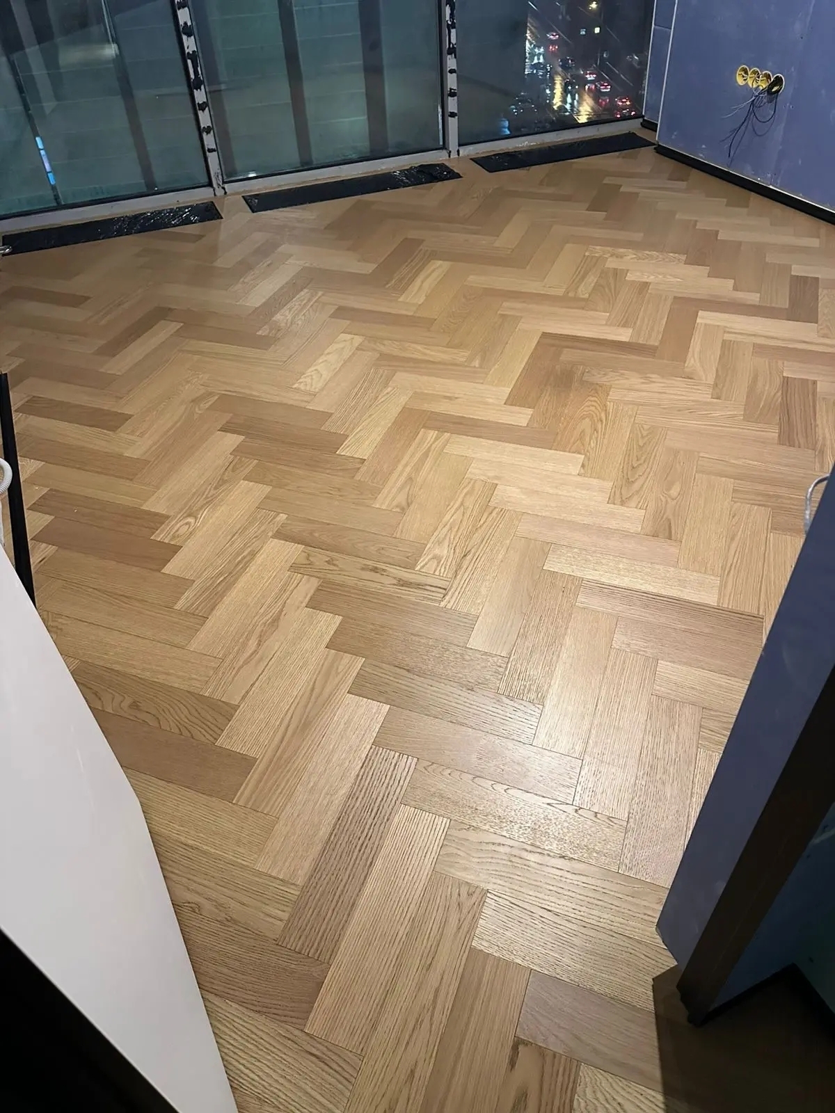 финишный вид уложенного штучного паркета под лаком в жк