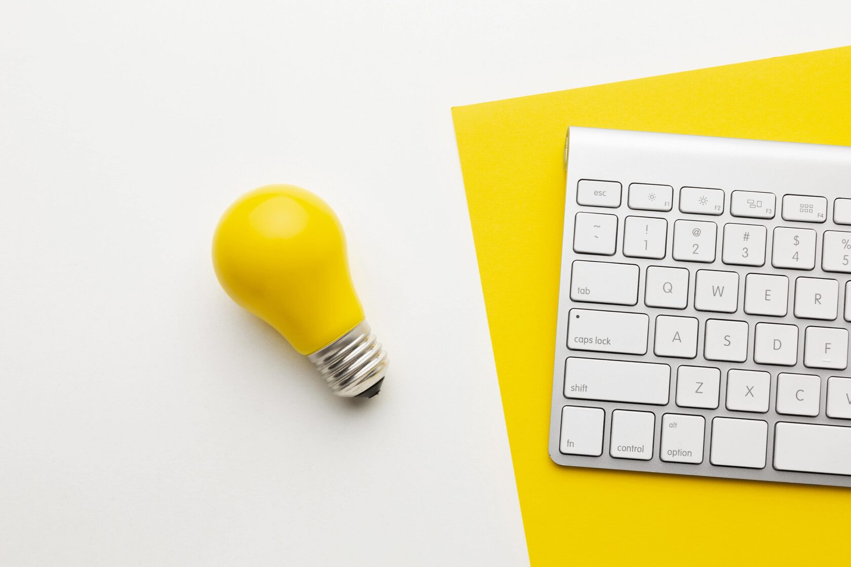 Лампочка и клавиатура на столе