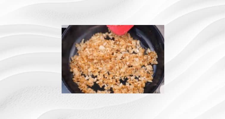 Приготовление макарон по-флотски с фаршем и луком: шаг 3