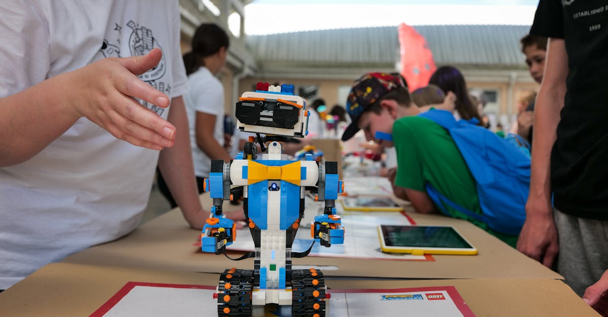 Ребёнок демонстрирует своего робота, которого он собрал на занятиях по робототехнике и программированию.