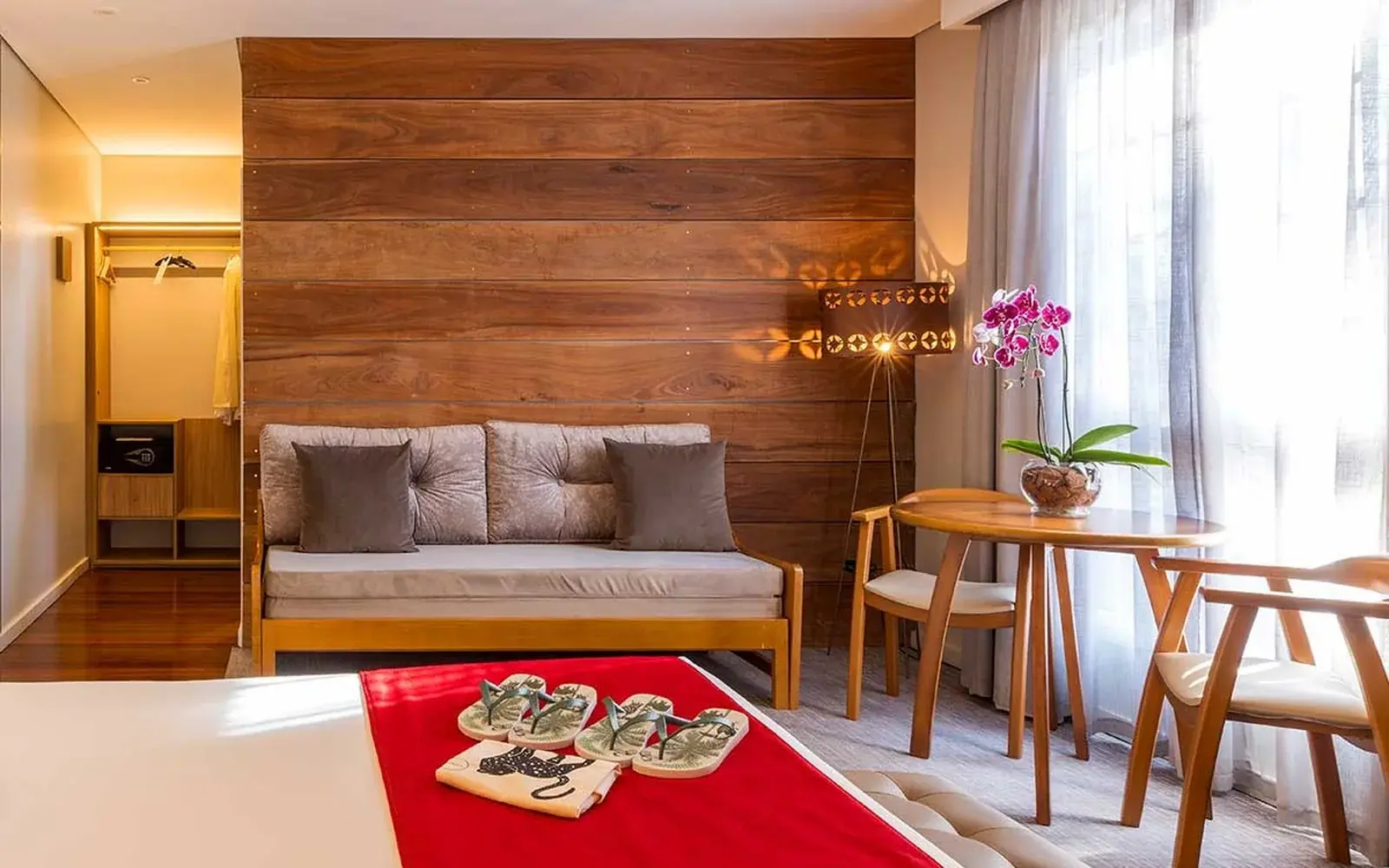 Гостиная сьюта с диваном и деревянной стеной, Sanma Hotel, Игуасу