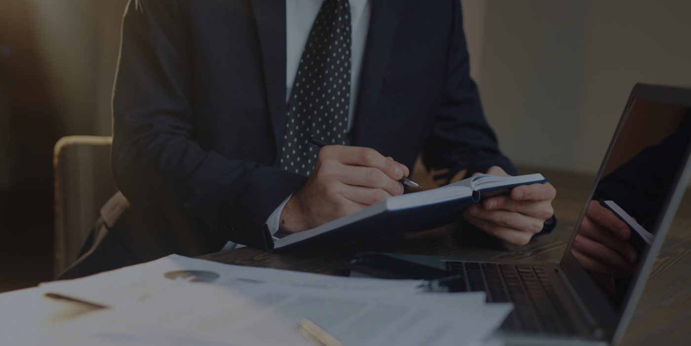  Адвокат консультирует клиентов в офисе, демонстрируя профессионализм и уверенность. Мужчина в строгом костюме сидит за столом, обсуждая важные юридические вопросы.