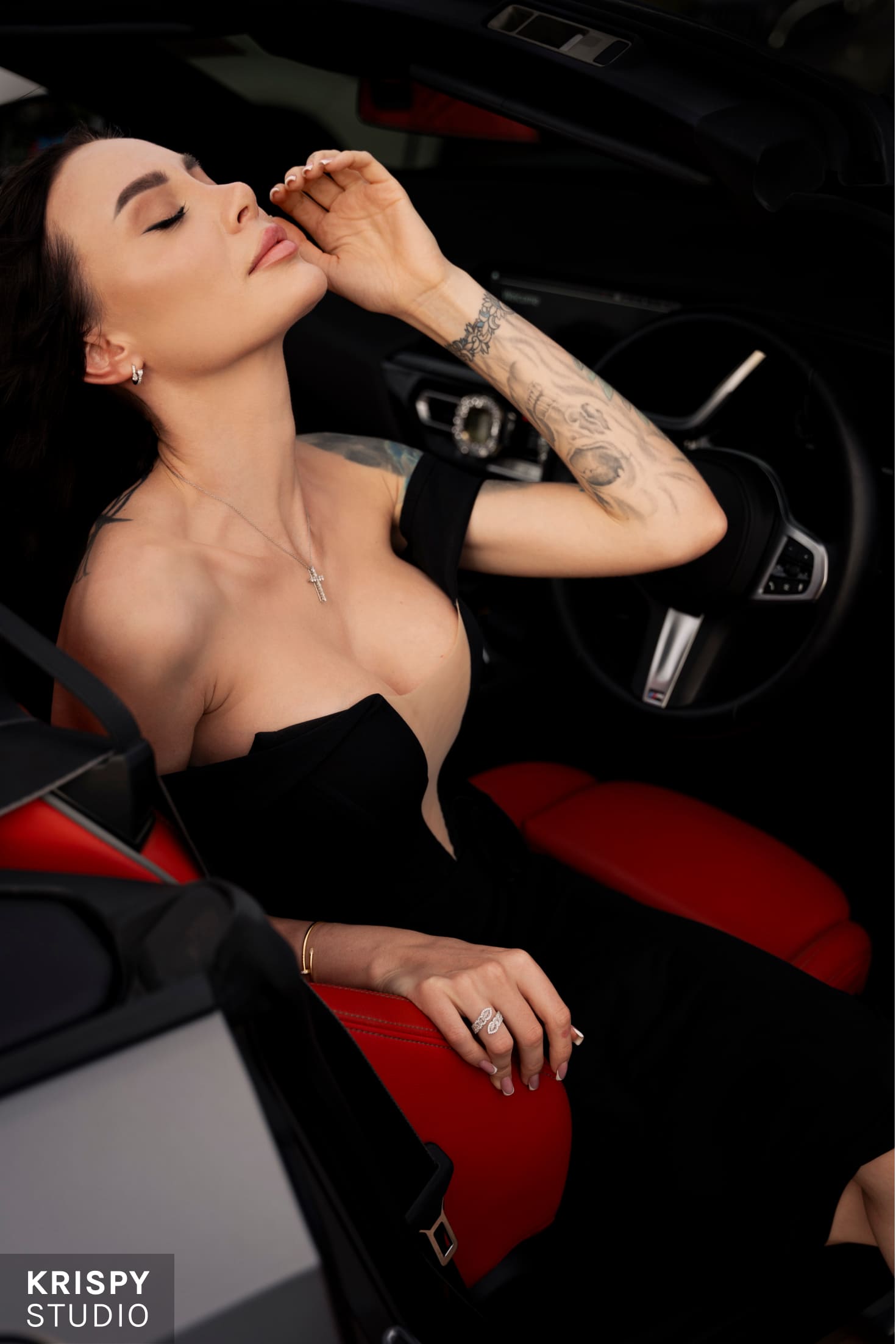 Сексуальная женщина в кабриолете с красным салоном, имиджевая съемка бренда одежды